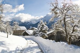 Wieś u stóp Alp w Samoens, Francja