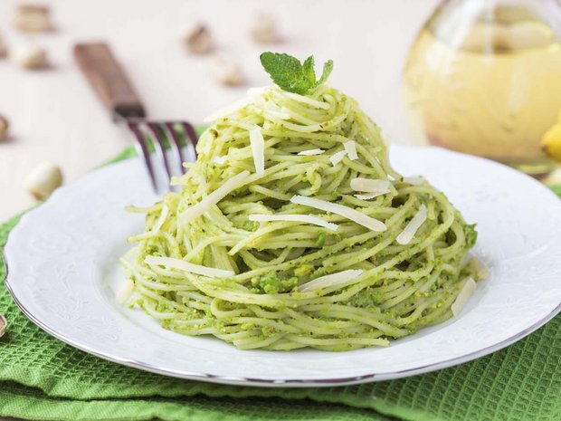 Makaron fettuccine z pistacjowym pesto i plasterkami cukinii
