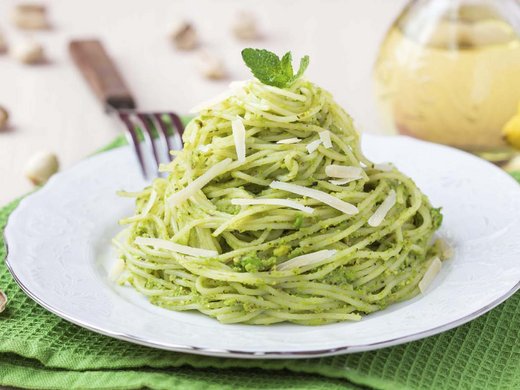 Makaron fettuccine z pistacjowym pesto i plasterkami cukinii