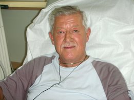 Pacjent uśmiechający się podczas dializy