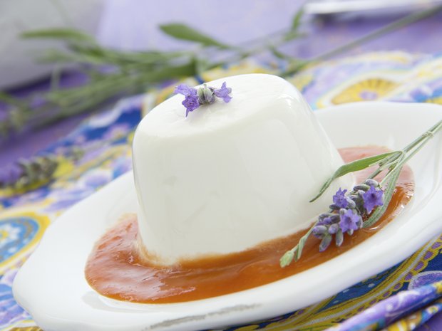 Lawendowa panna cotta z brzoskwiniowym purée