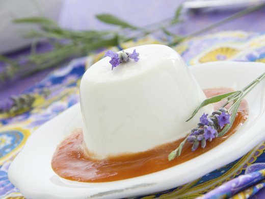 Lawendowa panna cotta z brzoskwiniowym purée