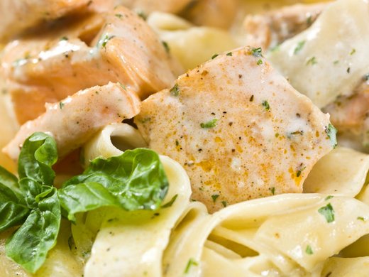 Kotlet z indyka ze śmietaną i makaronem tagliatelle
