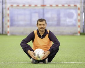 Mężczyzna Pacjent trzyma piłkę nożną
