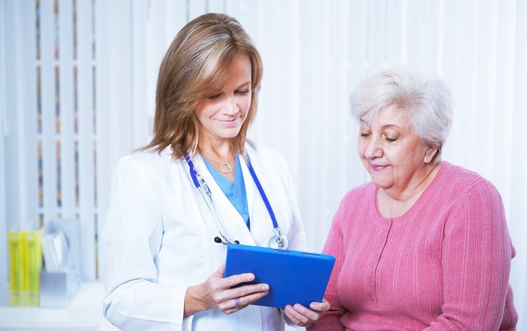 Lekarka i pacjentka patrzące na tablet