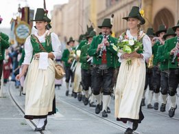 Tradycyjna kostiumowa parada strzelców przez Monachium