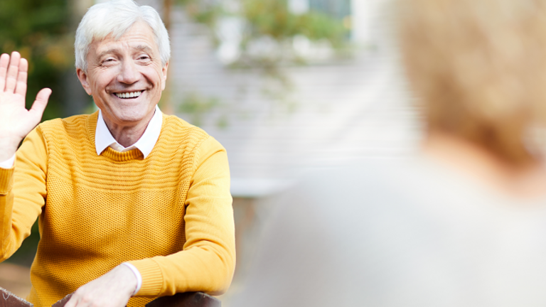 [Translate to Poland - Polish:] A waving old person