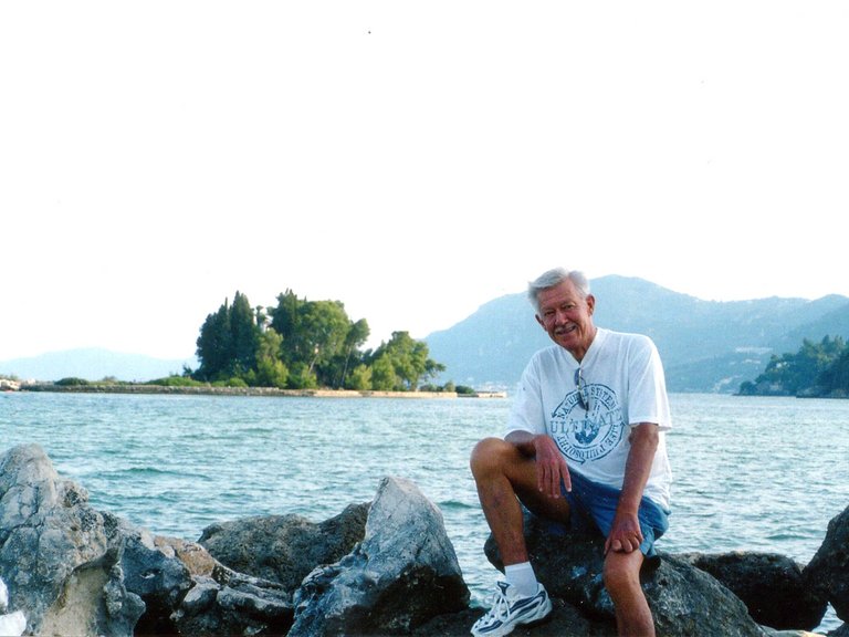 [Translate to Poland - Polish:] Male patient at the sea