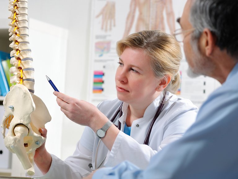 Lekarz wyjaśniający pacjentowi możliwe powikłania wynikające z metabolicznej choroby kości w PChN