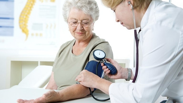 Lekarz mierzy pacjentce ciśnienie krwi
